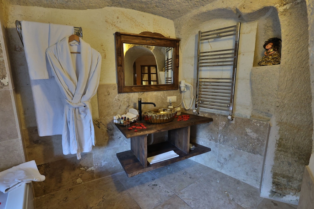

Napoli - Ayvalı - Demisos Caves Hotel
