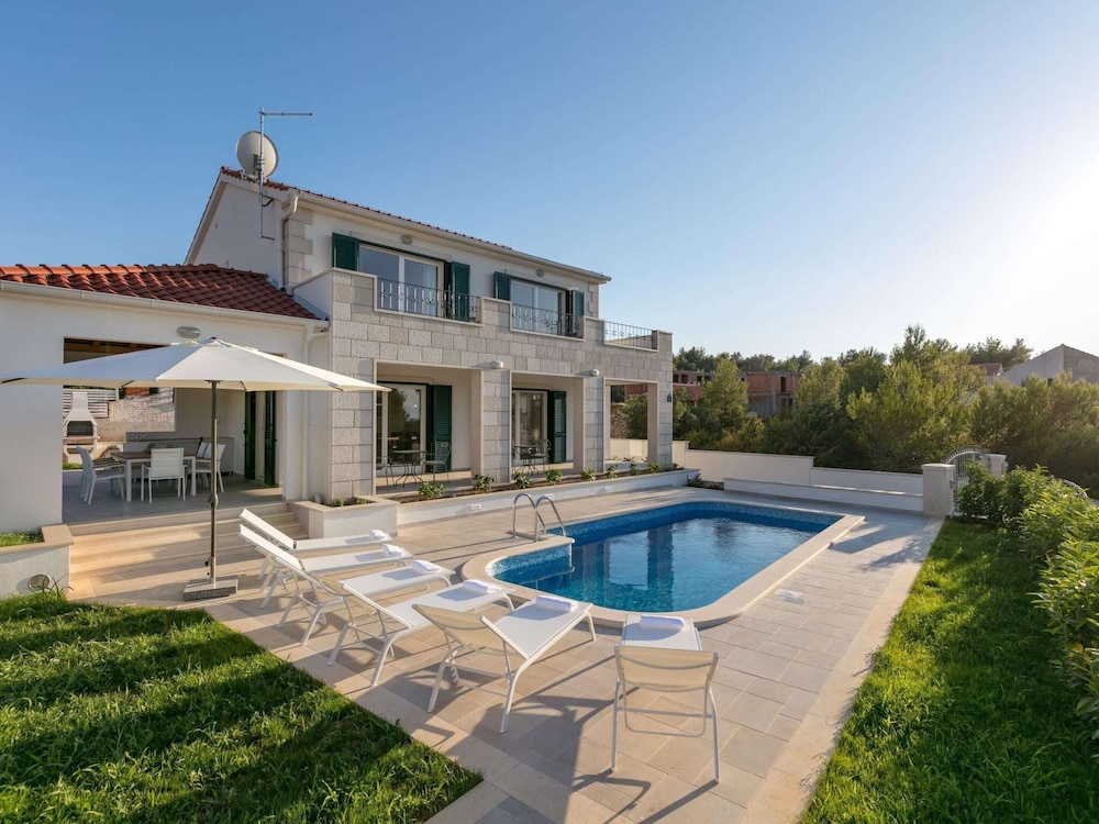 

Milano - Milna, Brazza - Charming Villa With Pool ,140m From the sea