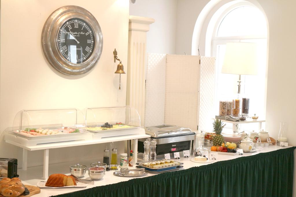 

Cagliari - Vienna - Self-Check-In Hotel Adlon