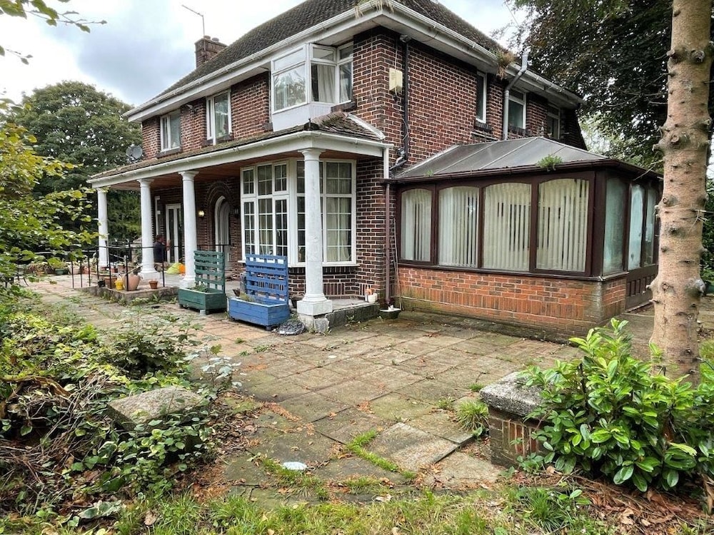 

Pisa - Stoke-on-Trent - Burleigh House