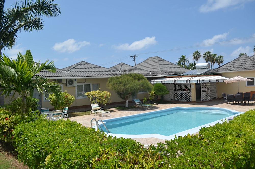 

Verona - Runaway Bay - Cindys Villa