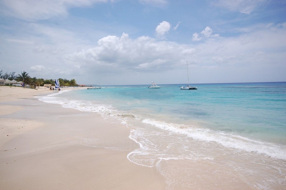

Roma - Runaway Bay - Cindys Villa
