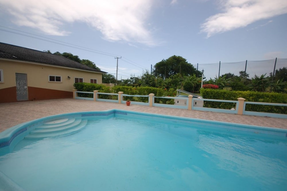 

Roma - Runaway Bay - Cindys Villa