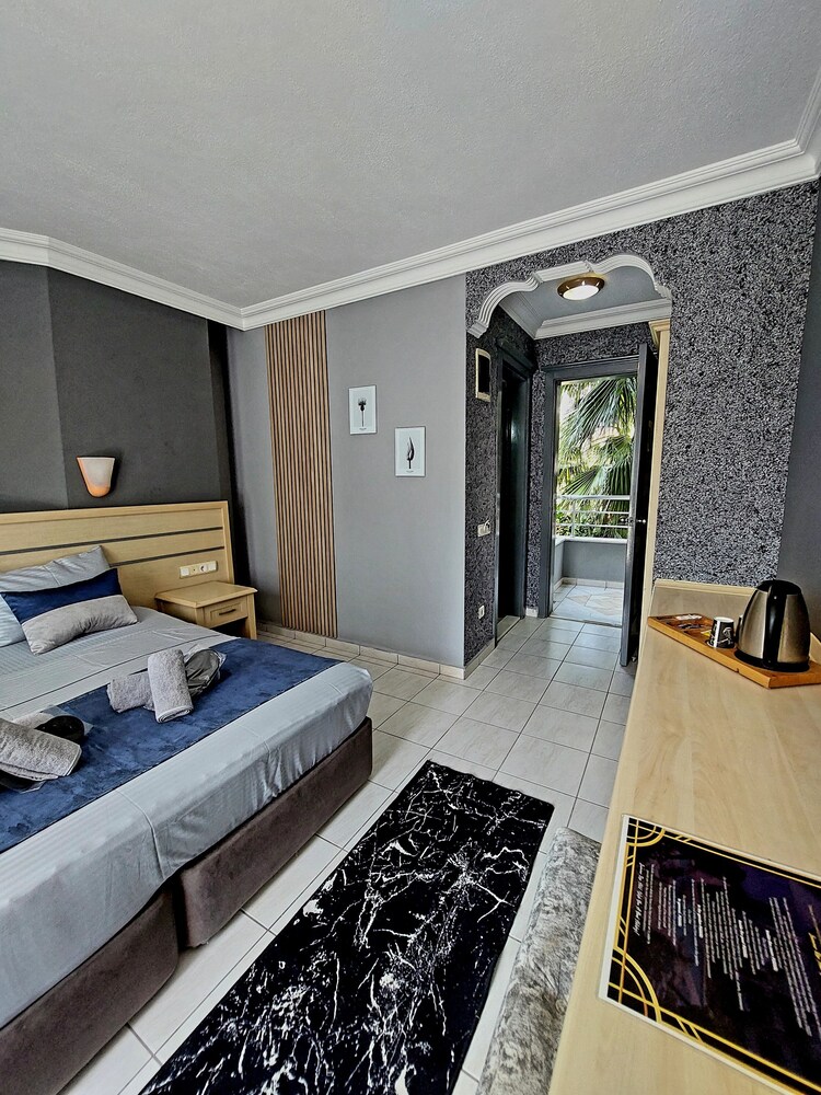 

Milano - Side - Summer Rose Hotel