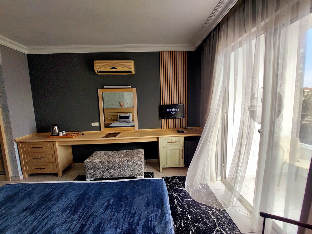 

Roma - Side - Summer Rose Hotel