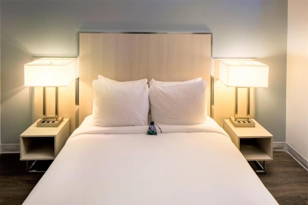 

Roma - Long Island City - The Gatsby Hotel