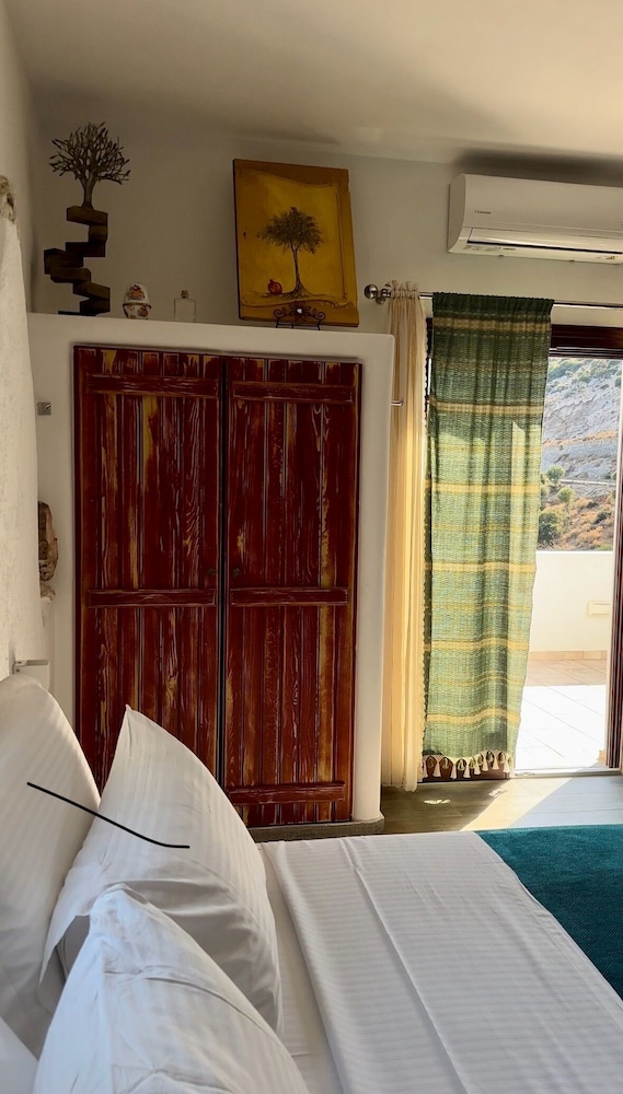 

Bari - Kóronos - ELAIOLITHOS - Luxury Villa Suites - Adults Only