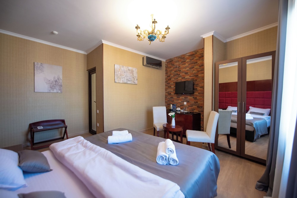 

Milano - Tbilisi - Kraveli Hotel