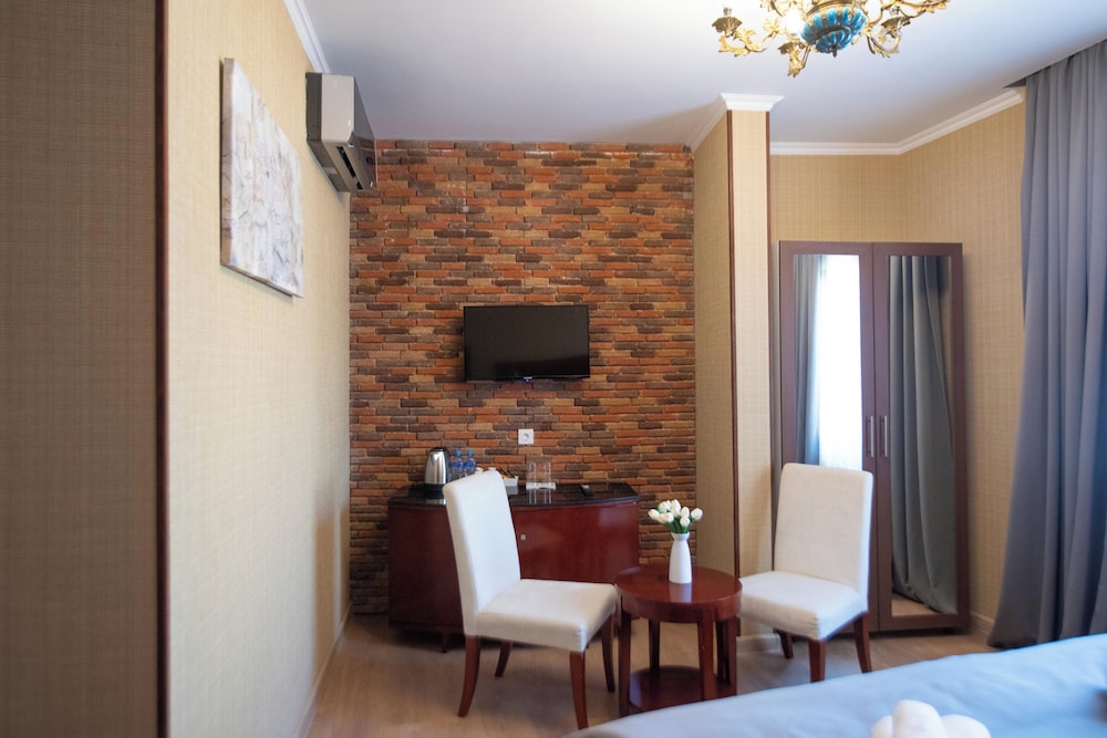 

Milano - Tbilisi - Kraveli Hotel