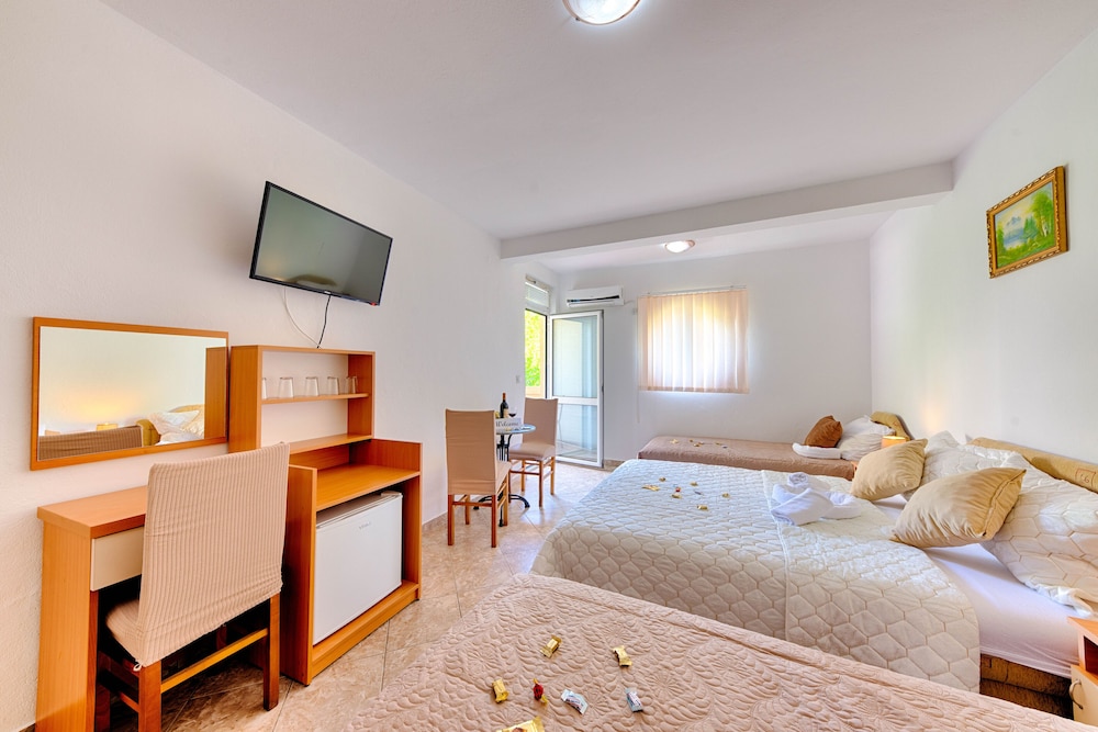 

Milano - Petrovac - HOTEL DANA