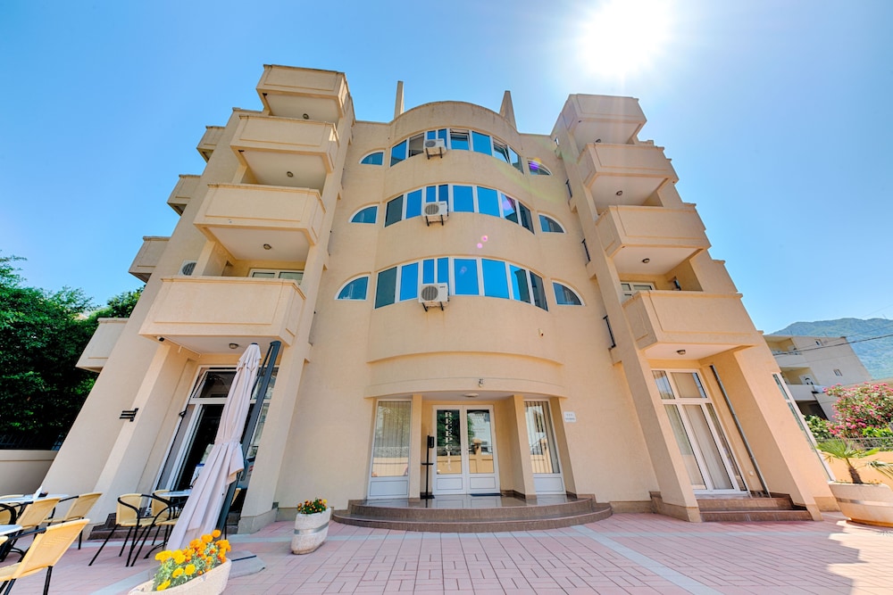 

Napoli - Petrovac - HOTEL DANA