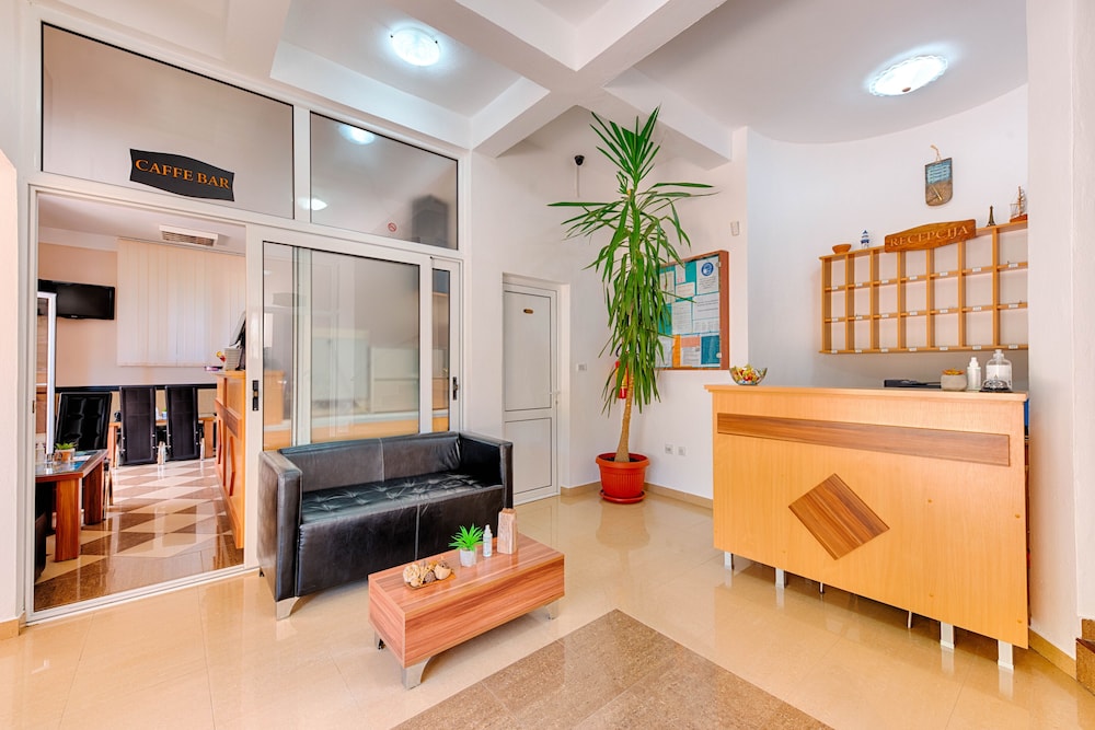 

Roma - Petrovac - HOTEL DANA