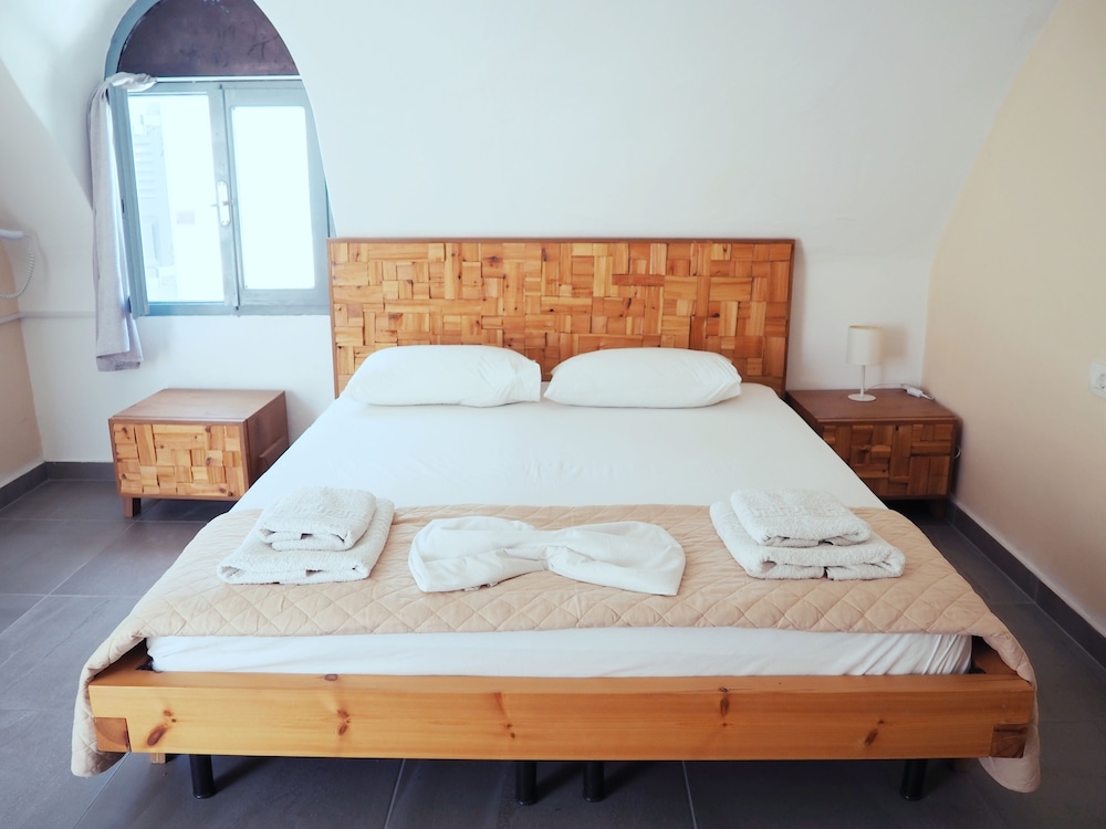 

Milano - Santorini-Akrotiri - Leon Lux Apartments