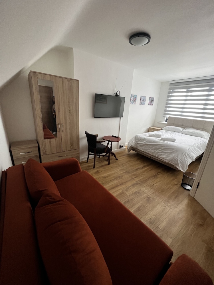 

Milano - Enfield - The Barrington Hotel