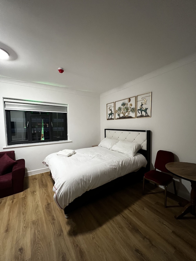 

Napoli - Enfield - The Barrington Hotel