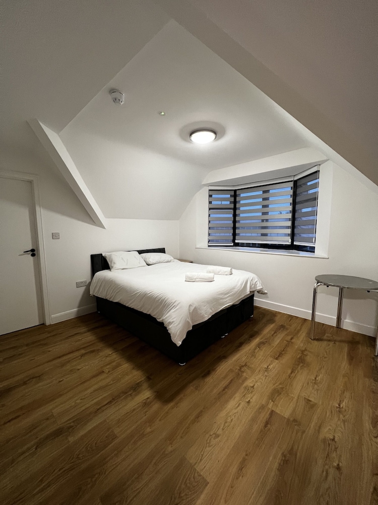 

Milano - Enfield - The Barrington Hotel