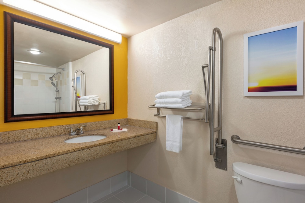 

Napoli - Doral - Days Inn By Wyndham Miami International Airport