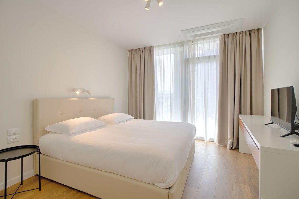 

Bari - Tirana - The Rooms Apartments Tirana