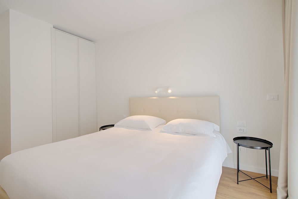

Ancona - Tirana - The Rooms Apartments Tirana