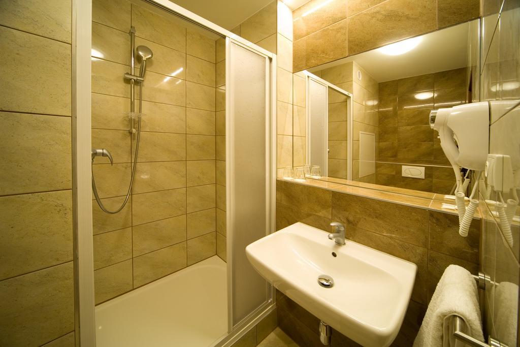 

Lamezia Terme - Praga, Aeroporto Václav Havel - Hotel Krystal