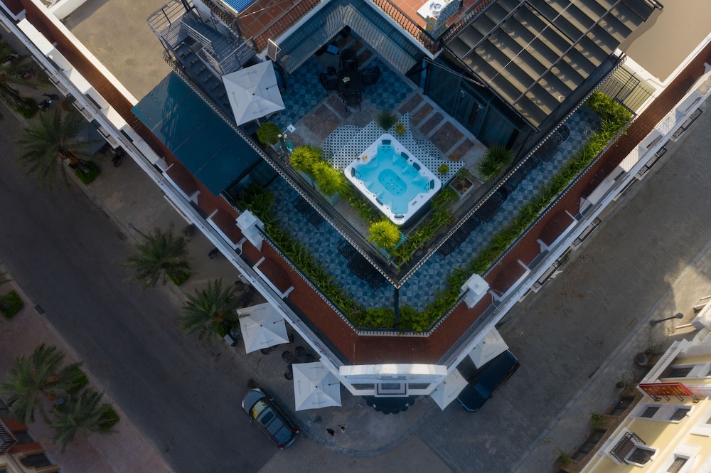 

Milano - Ha Long - The Secret HaLong Hotel