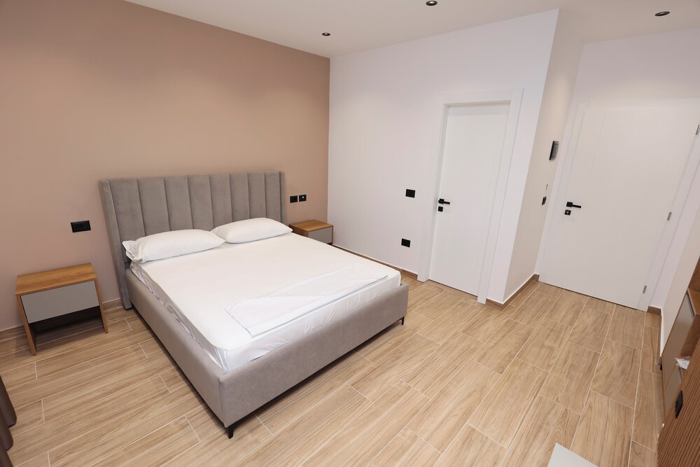

Napoli - Tirana - Emar Hotel