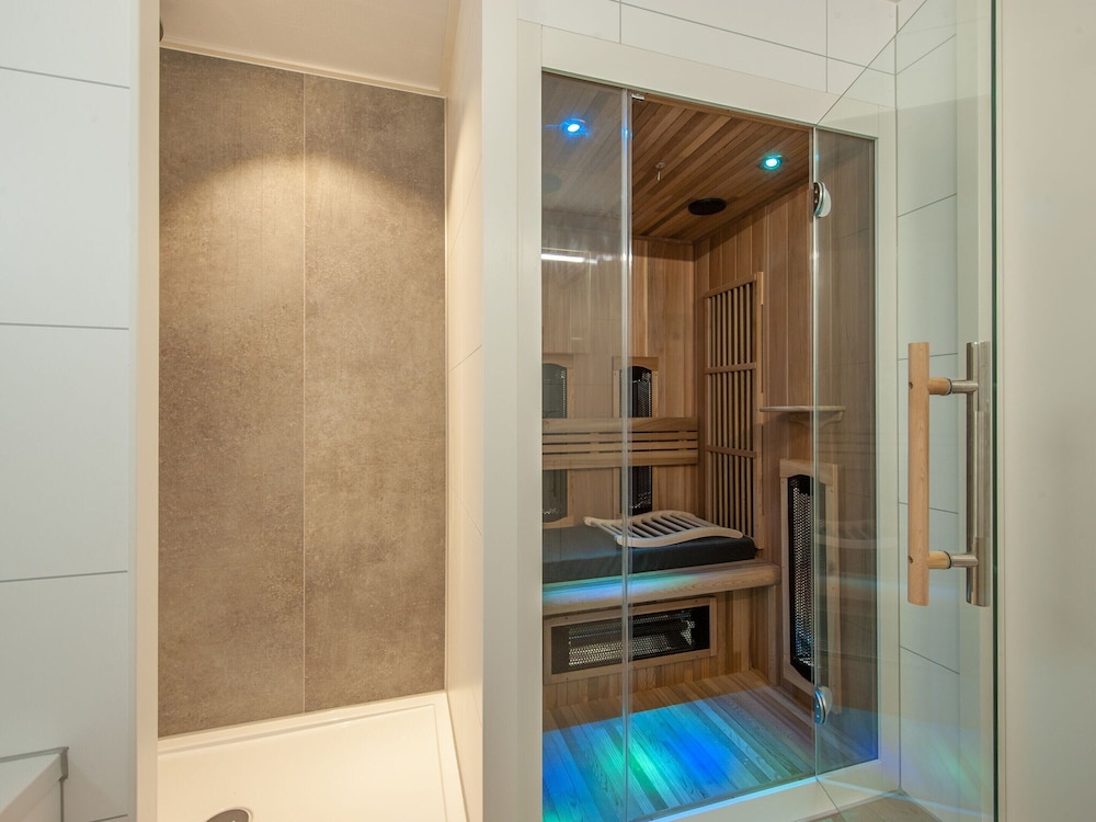 

Bologna - Eindhoven - Modern Lodge With Infrared Sauna, Near Helmond