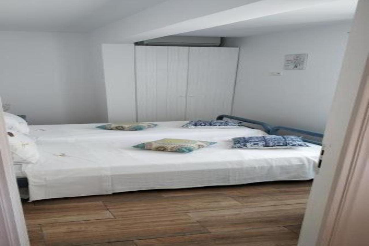 

Napoli - Agia Irini Milos - Flag Suites