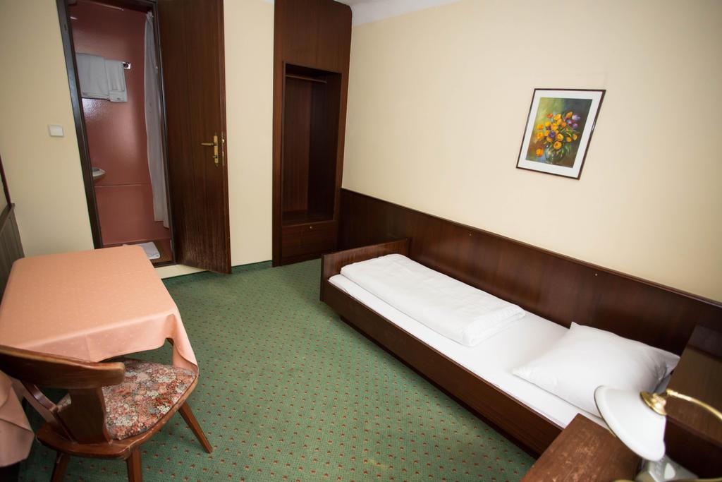 

Palermo - Vienna - Hotel Hadrigan