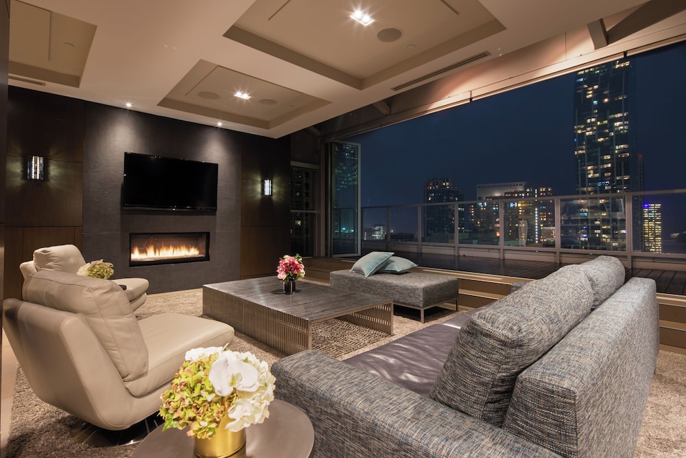 

Milano - Toronto - One King West Hotel and Residence