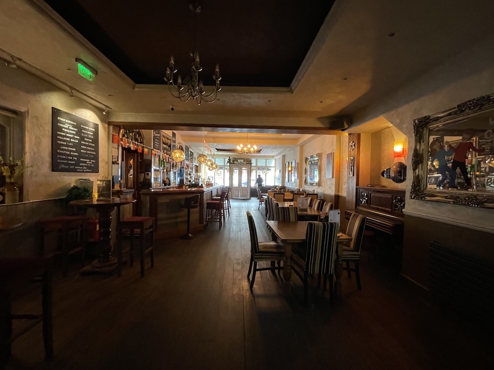 

Bologna - New Barnet - The Barrington Hotel