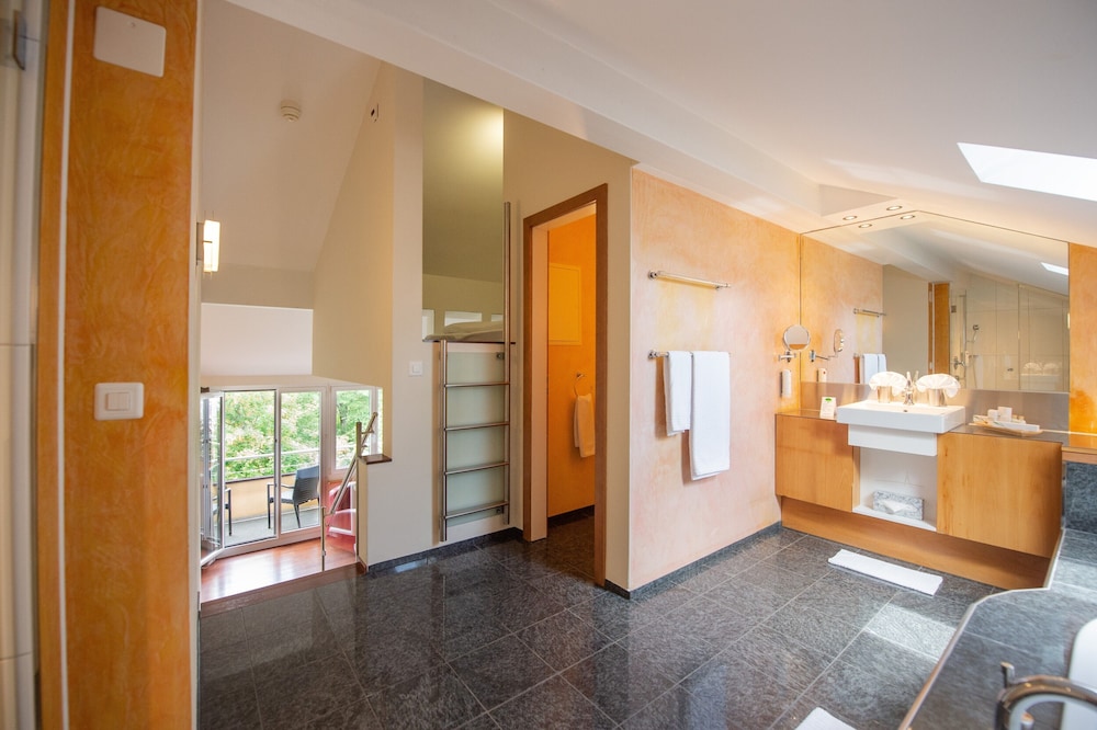 

Bologna - Zurigo - Hotel UTO KULM car-free hideaway in Zurich