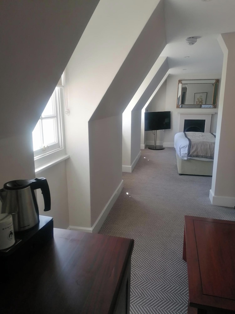 

Verona - Fleet - The Elvetham Hotel