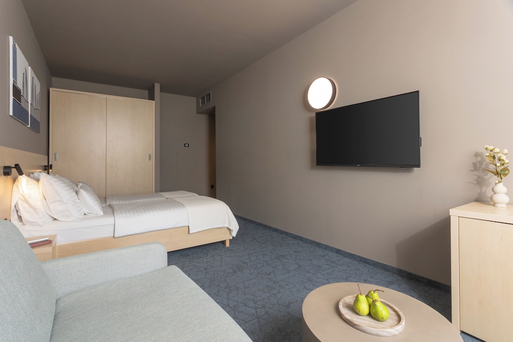 

Milano - Pašman - Family Hotel Adria - All inclusive