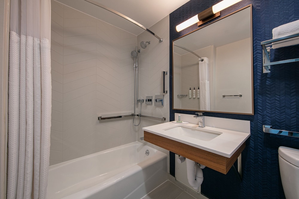 

Bari - New York - Aeroporto JFK - Fairfield Inn by Marriott JFK Airport