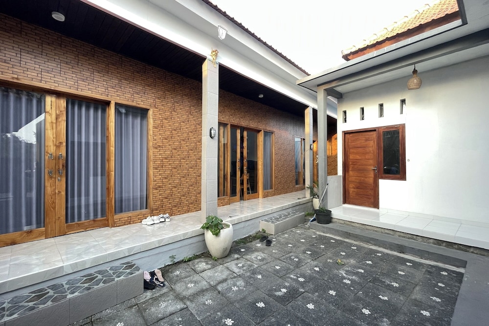 

Bari - Seseh - Zee House