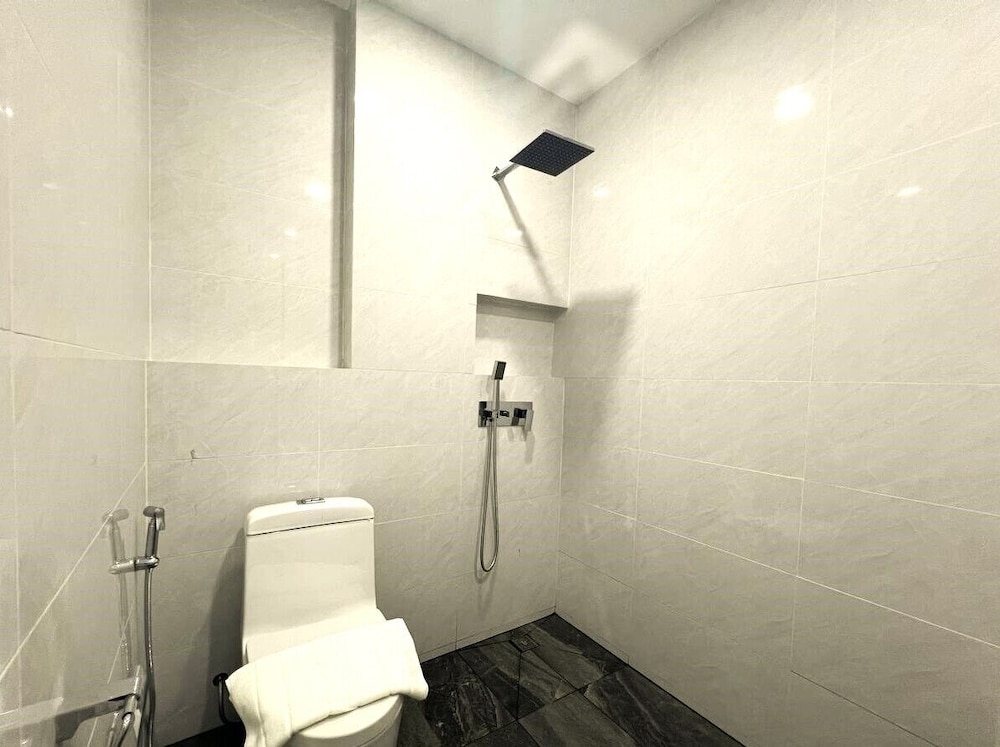 

Milano - Kâmpóng Saôm - C-Hotel