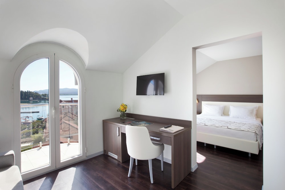 

Milano - Radovići - Hotel Palma