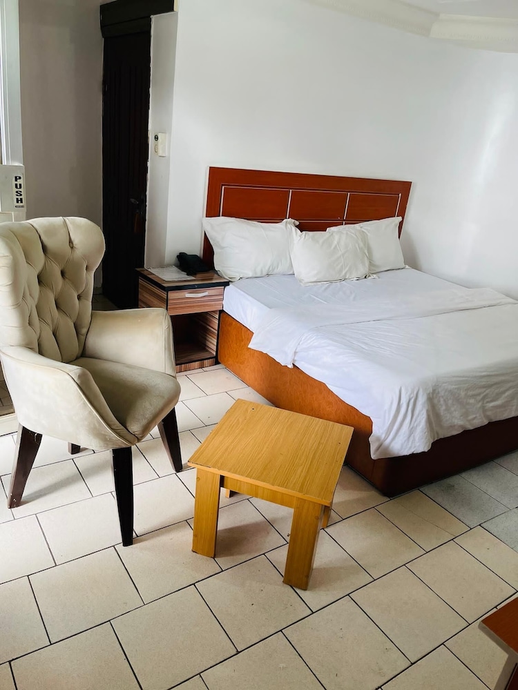 

Napoli - Abuja - Abuja Bays Garden Hotel