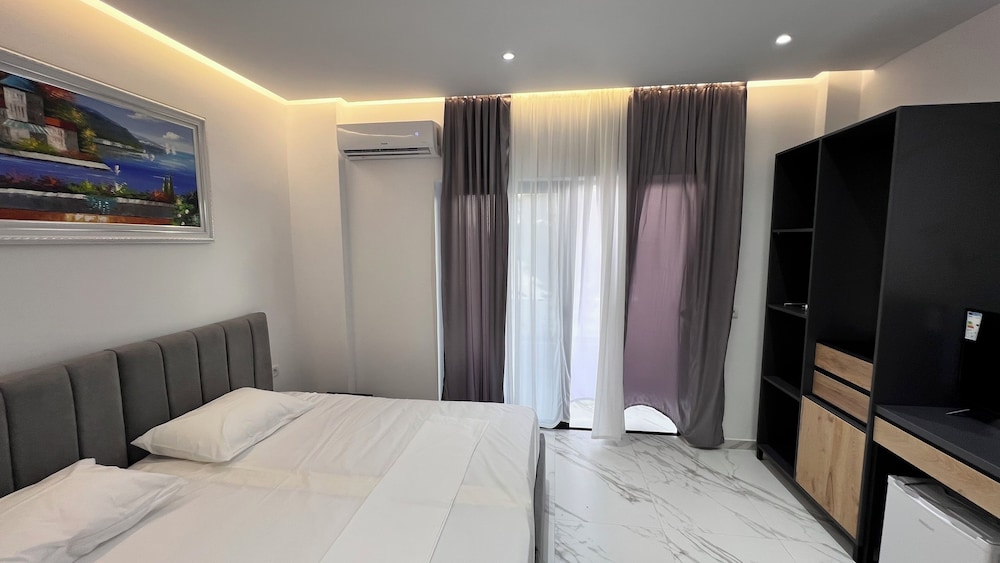 

Lamezia Terme - Sarandë - Lezet Hotel