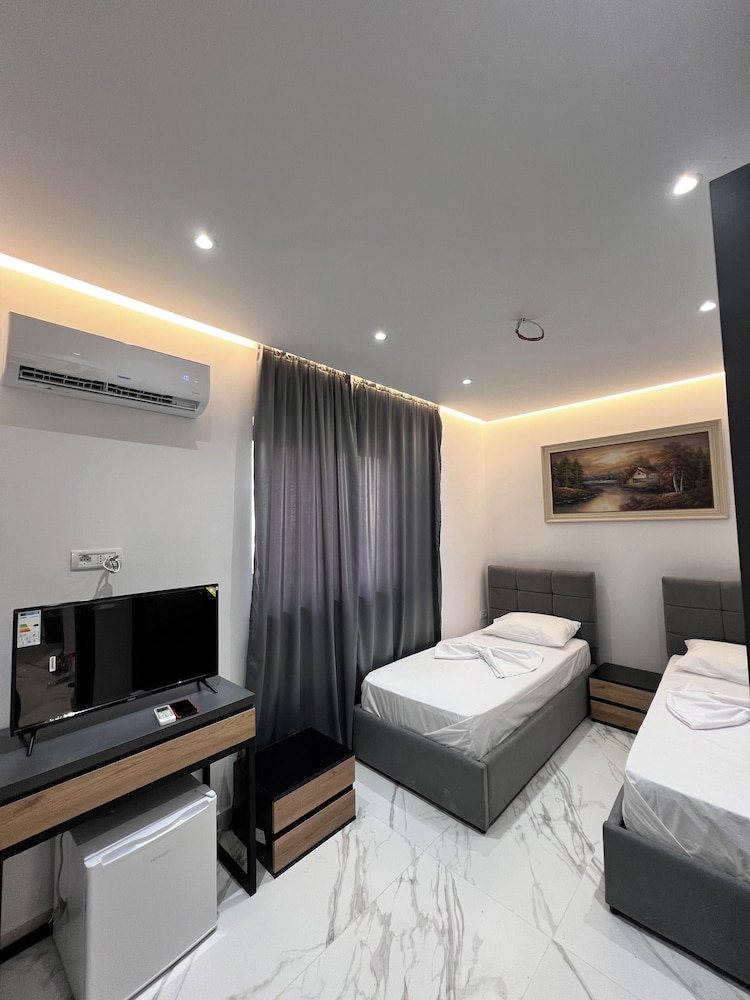 

Milano - Sarandë - Lezet Hotel
