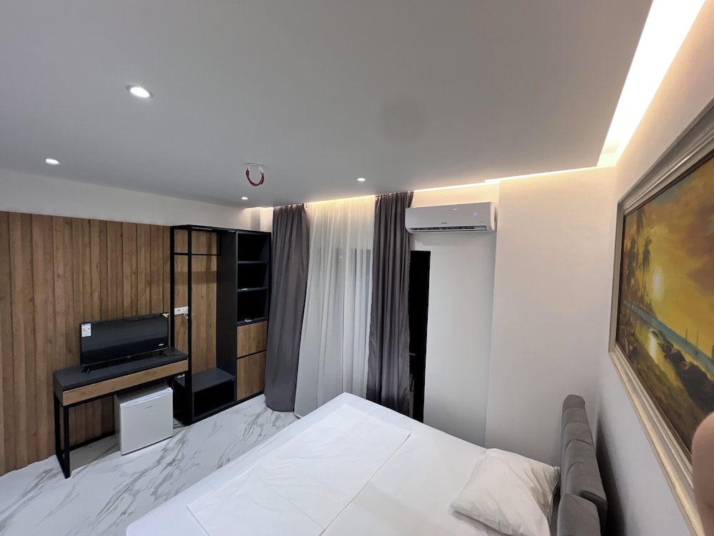 

Napoli - Sarandë - Lezet Hotel