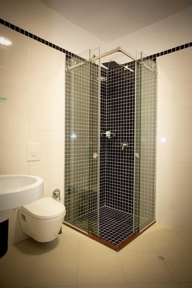 

Torino - Tirana - Hotel Frekel