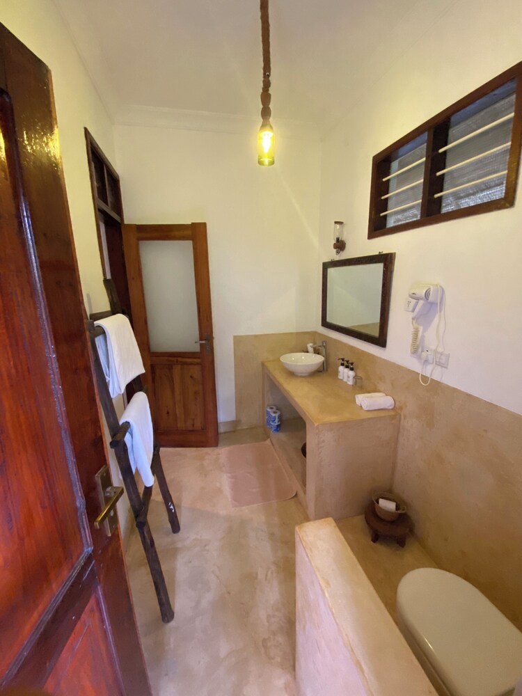 

Milano - Bububu - Mangrove Lodge