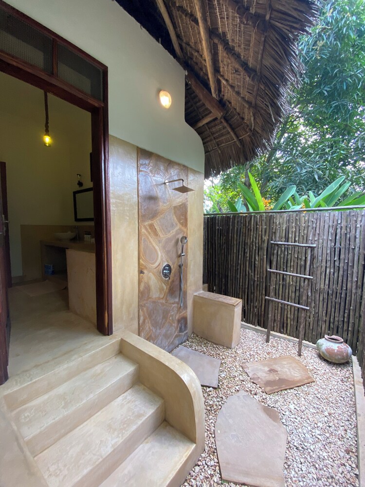 

Roma - Mangapwani - Mangrove Lodge