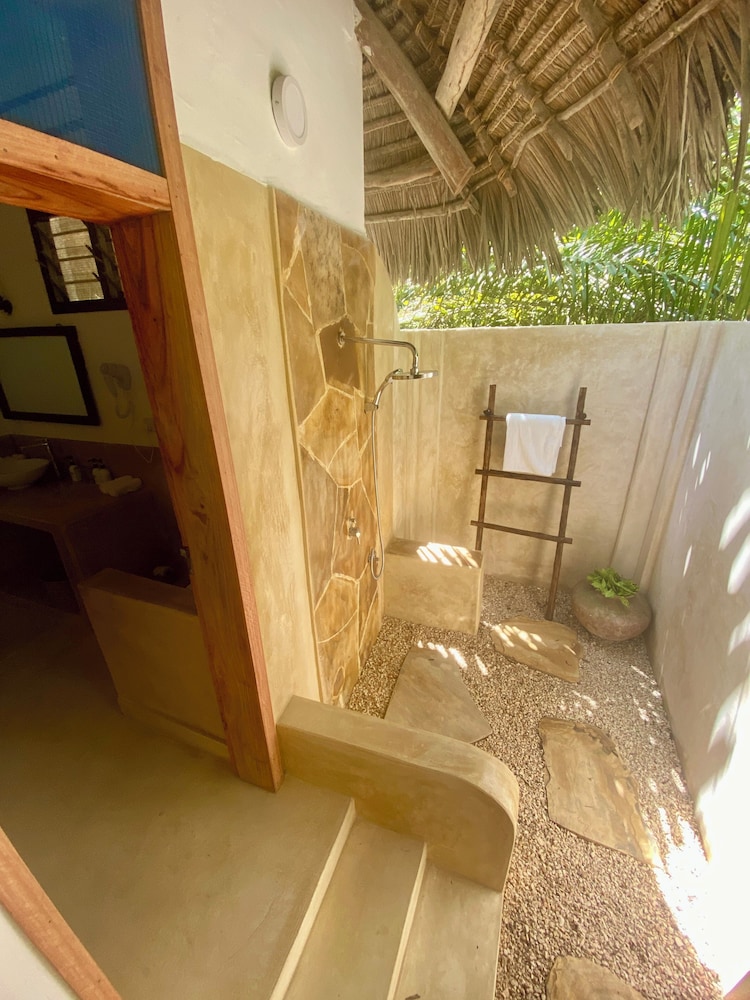 

Milano - Kama - Mangrove Lodge
