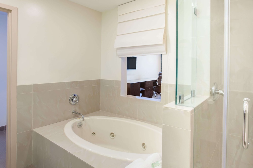 

Bari - Santa Monica - Ramada By Wyndham Culver City