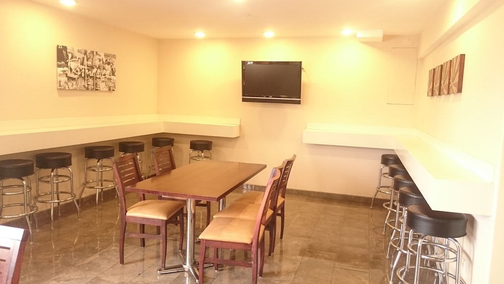

Roma - Venice (CA) - Ramada By Wyndham Culver City