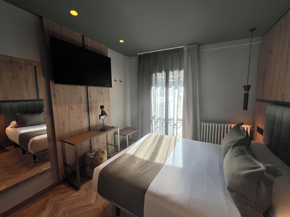 

Bari - Incles - Hotel Yomo Petit Paris