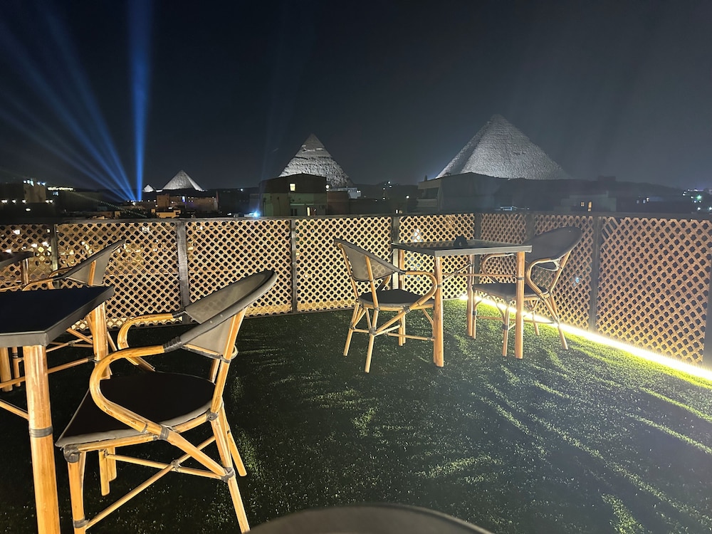 

Bologna - Il Cairo - Nefertari Pyramids View Inn